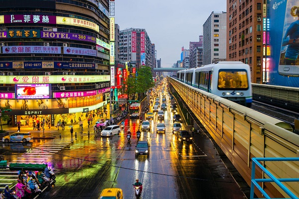 Thủ phủ nhộn nhịp: Đài Bắc, trung tâm Đài Loan, là sự pha trộn hoàn hảo giữa văn hóa phương Đông và văn hóa phương Tây, giữa cổ điển và hiện đại. Bạn có thể ghé thăm tháp Đài Bắc 101, Bảo tàng Cung điện quốc gia hay chùa Long Sơn. Ảnh: Silverkris.